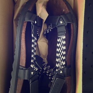 Size 11 like new Merrell Velcro sandals